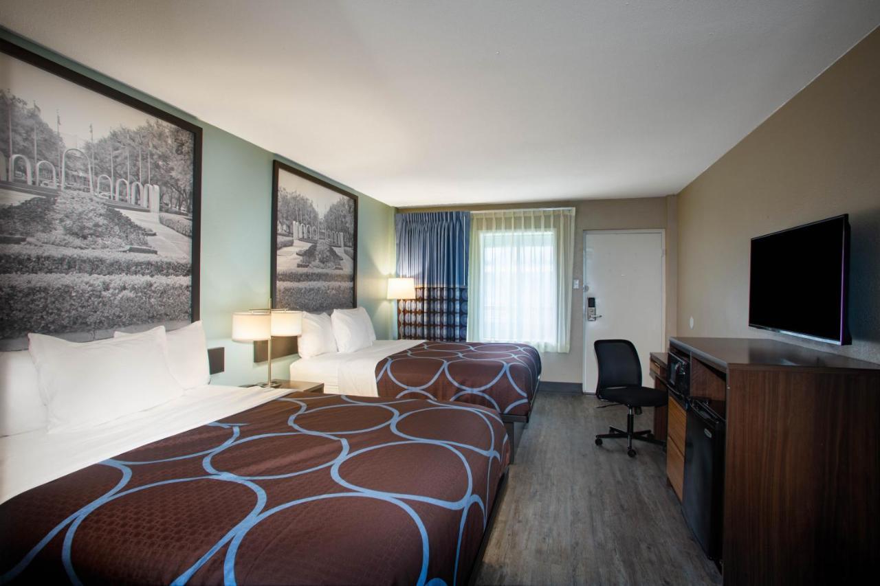 Super 8 By Wyndham Mobile I-65 Hotel Exterior photo