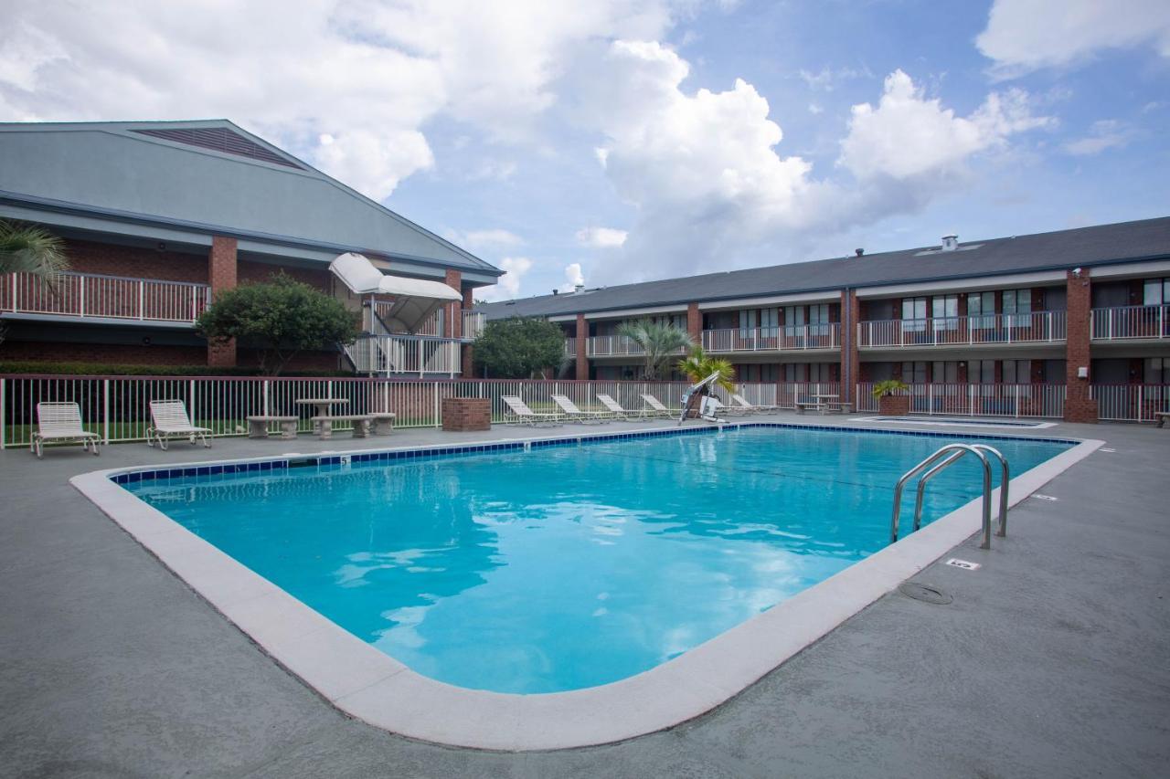 Super 8 By Wyndham Mobile I-65 Hotel Exterior photo