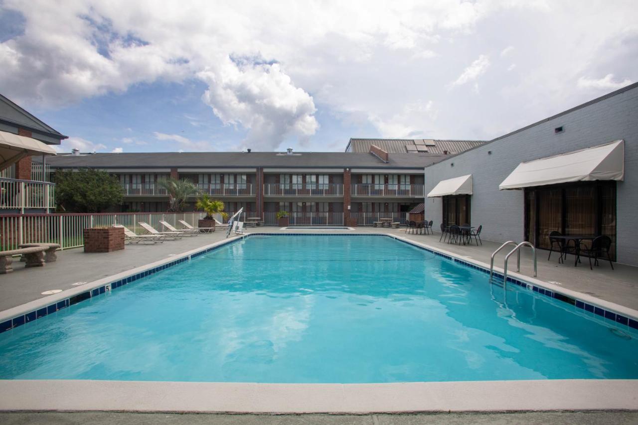 Super 8 By Wyndham Mobile I-65 Hotel Exterior photo