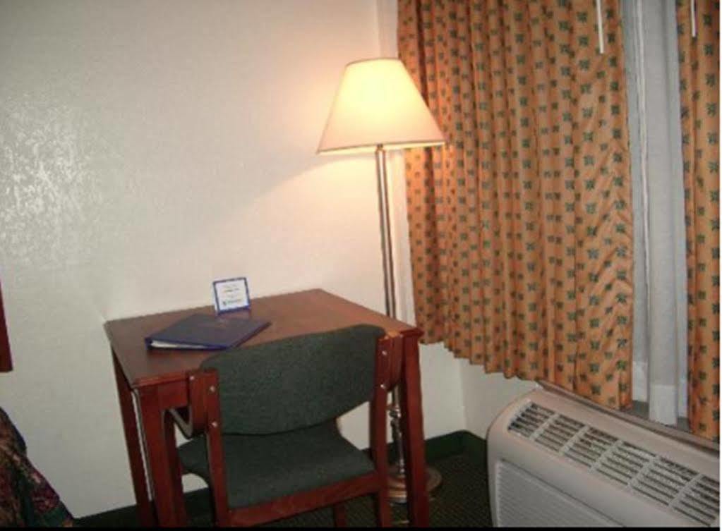 Super 8 By Wyndham Mobile I-65 Hotel Exterior photo